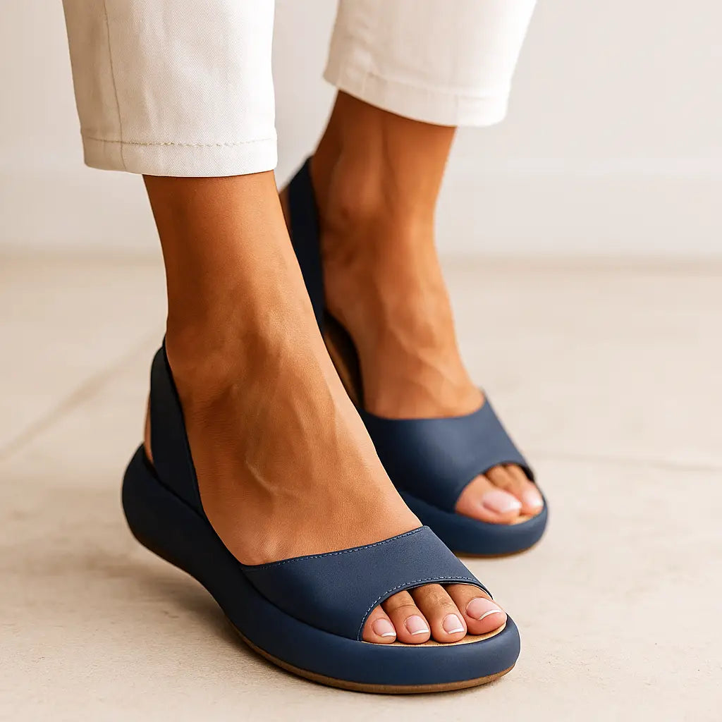 Women's cushioned sandals featuring an ergonomic design for comfort, perfect for summer outings and casual wear. 2
