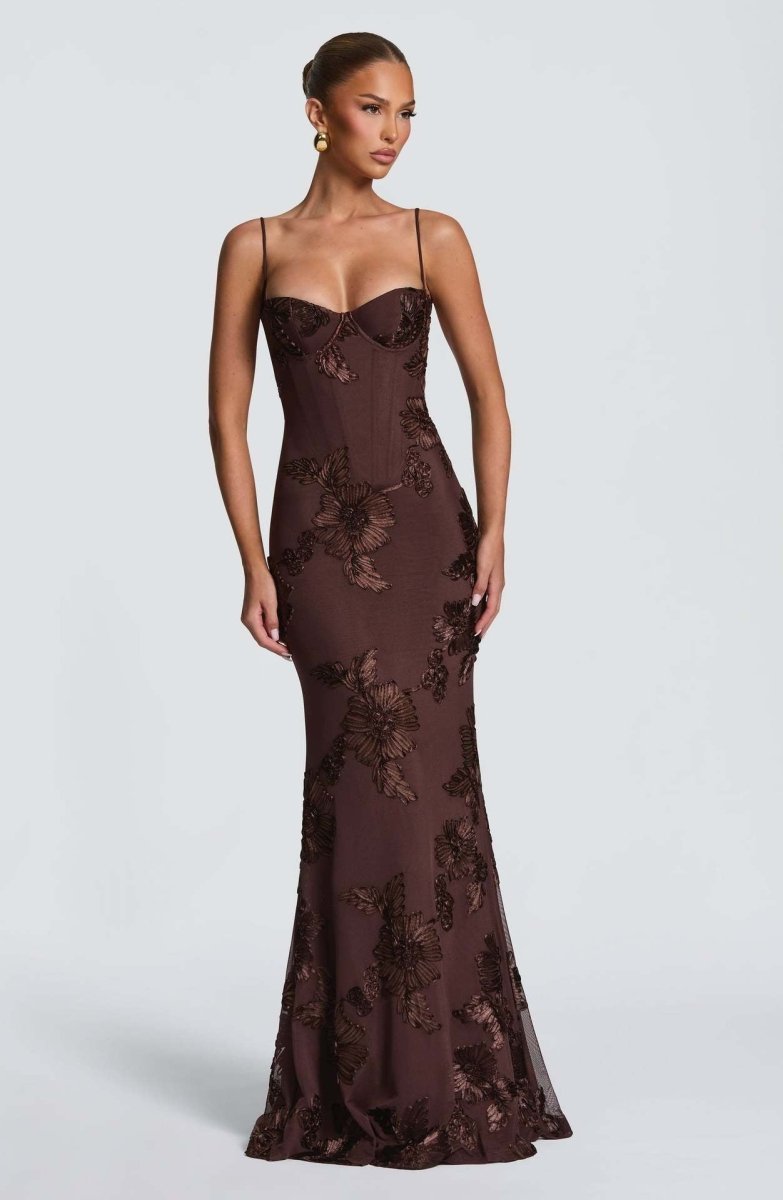 Elegant women's figure-hugging maxi dress perfect for formal occasions, featuring a flattering silhouette and sophisticated design. 4